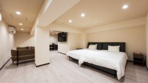 宽敞客房内的两张单人床