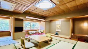 Camera in tatami con tavolo basso e sedie