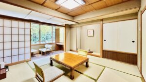 Camera in tatami con tavolo basso e sedute a pavimento