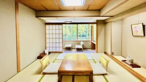 Camera in tatami con tavolino basso e sedie vicino alla finestra