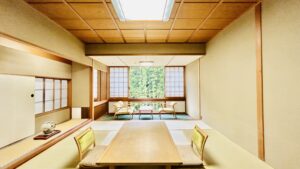 Camera in tatami con tavolo basso e posti a sedere accanto alla finestra