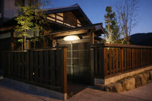 Esterno di un edificio ryokan al crepuscolo