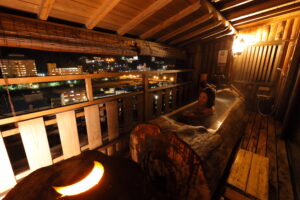 Bagno in legno all'aperto sul balcone di notte