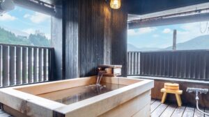 Bagno in legno all'aperto con vista sulle montagne