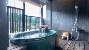Bagno privato all'aperto su un balcone in legno