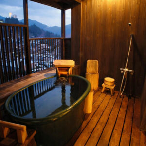 Bagno privato all'aperto su balcone in legno con vista sulle montagne