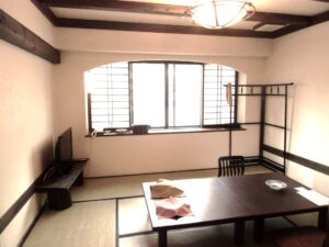 Camera in tatami con tavolo basso e posti a sedere sul pavimento