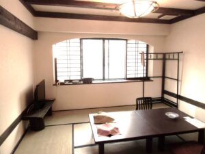 Camera in tatami con tavolo basso e posti a sedere sul pavimento
