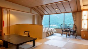 Camera con tatami, tavolo basso e due sedie