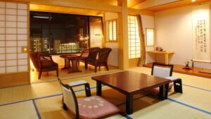 Camera in tatami con tavolo basso e sedie vicino alla finestra