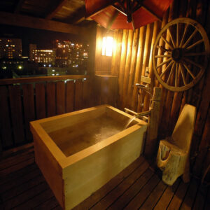 Bagno all'aperto in legno sul balcone di notte