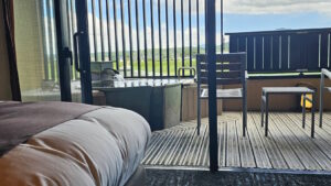 Bain en plein air à côté de la chambre et des sièges du balcon