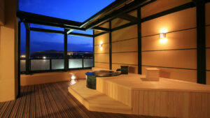 Bain en plein air privé sur un balcon couvert