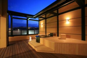 Bain en plein air privé sur la terrasse de la chambre au crépuscule