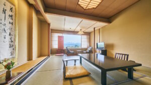 Chambre en tatami avec table basse et chaises