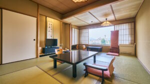 Chambre en tatami avec table basse et chaises de sol