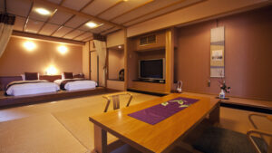 Chambre en tatami avec table basse et lits jumeaux