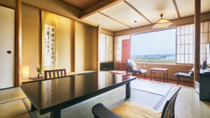 Chambre en tatami avec table basse et sièges près de la fenêtre