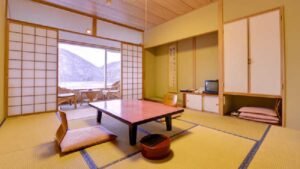 Tatami-Zimmer mit niedrigem Tisch und Bodensesseln