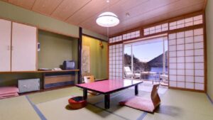 Tatamizimmer mit niedrigem Tisch und Bodenkissen