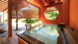 庭園を望む専用内風呂