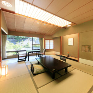 窓辺にローテーブルと椅子がある畳の部屋