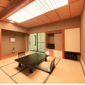 座卓と座椅子のある畳の客室