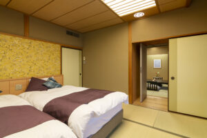 畳敷きの客室のツインベッド