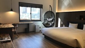 Camera con letto grande e sedia sospesa