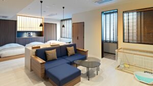 Camera con area salotto con divano e letti singoli gemelli