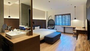 Camera moderna con letto, lavandino, scrivania e sedia