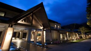 Esterno dell’edificio del resort di notte con passerella illuminata