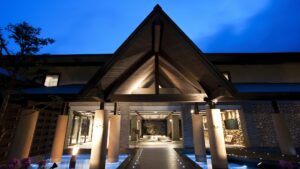 Ingresso del resort di notte con tetto e colonne illuminati