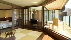 Area salotto con tatami accanto alla camera da letto e tavolo sul balcone