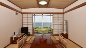 미닫이 유리문 너머로 바다 전망이 보이는 다다미 객실