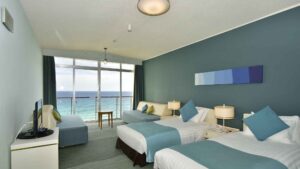 오션 발코니를 향한 트윈 베드가 있는 객실