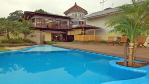 넓은 야외 수영장이 있는 건물 외관