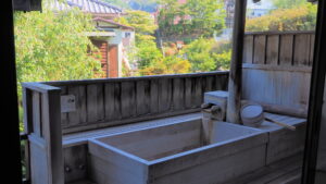 발코니에 있는 개인 노천 목욕탕