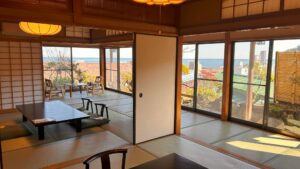 창가에 낮은 탁자와 의자가 있는 다다미방