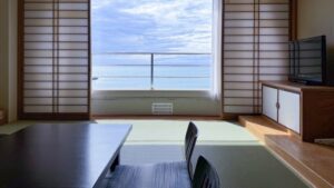 Vista sull’oceano da una camera in tatami con tavolino basso