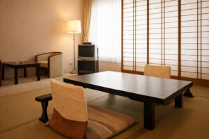 Camera in tatami con tavolo basso e sedie da pavimento