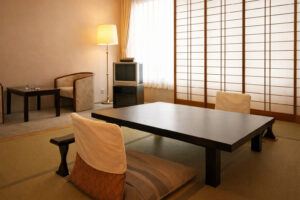 Camera in tatami con tavolo basso e sedie da pavimento