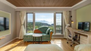 Fauteuil et ottoman près des fenêtres dans la chambre