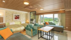 Chambre avec canapé, chaises, lit et vue par la fenêtre