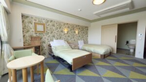 Chambre avec deux lits et petit coin salon