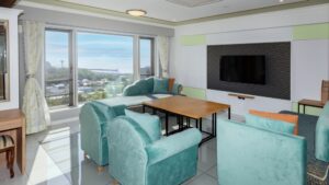 Fauteuils de salon et tables près d’une fenêtre dans la chambre