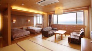 Chambre d’hôtes en tatami avec lits jumeaux et coin salon