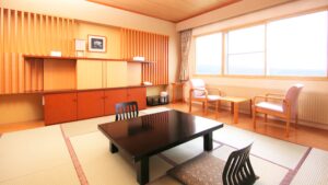 Chambre en tatami avec table basse et chaises près de la fenêtre