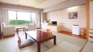 Chambre en tatami avec table basse, chaises et fenêtre