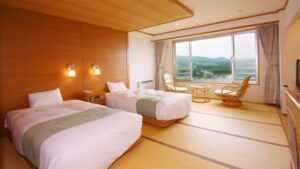 Lits jumeaux dans une chambre d’hôtes en tatami